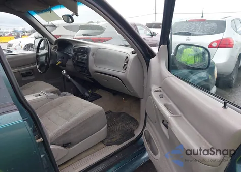 1996 Ford Explorer z USA, uszkodzony, nr VIN 1FMDU34X6TUA14329